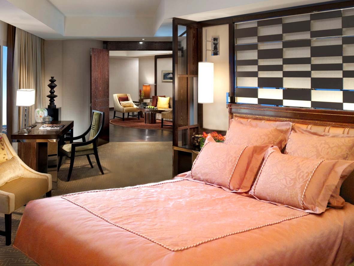 Шторы и покрывало в персиковом цвете