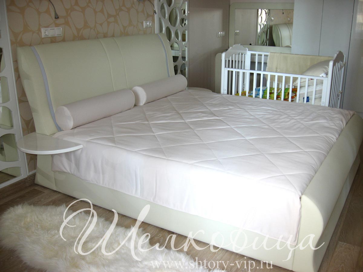 Покрывало и валики на кровать в спальню