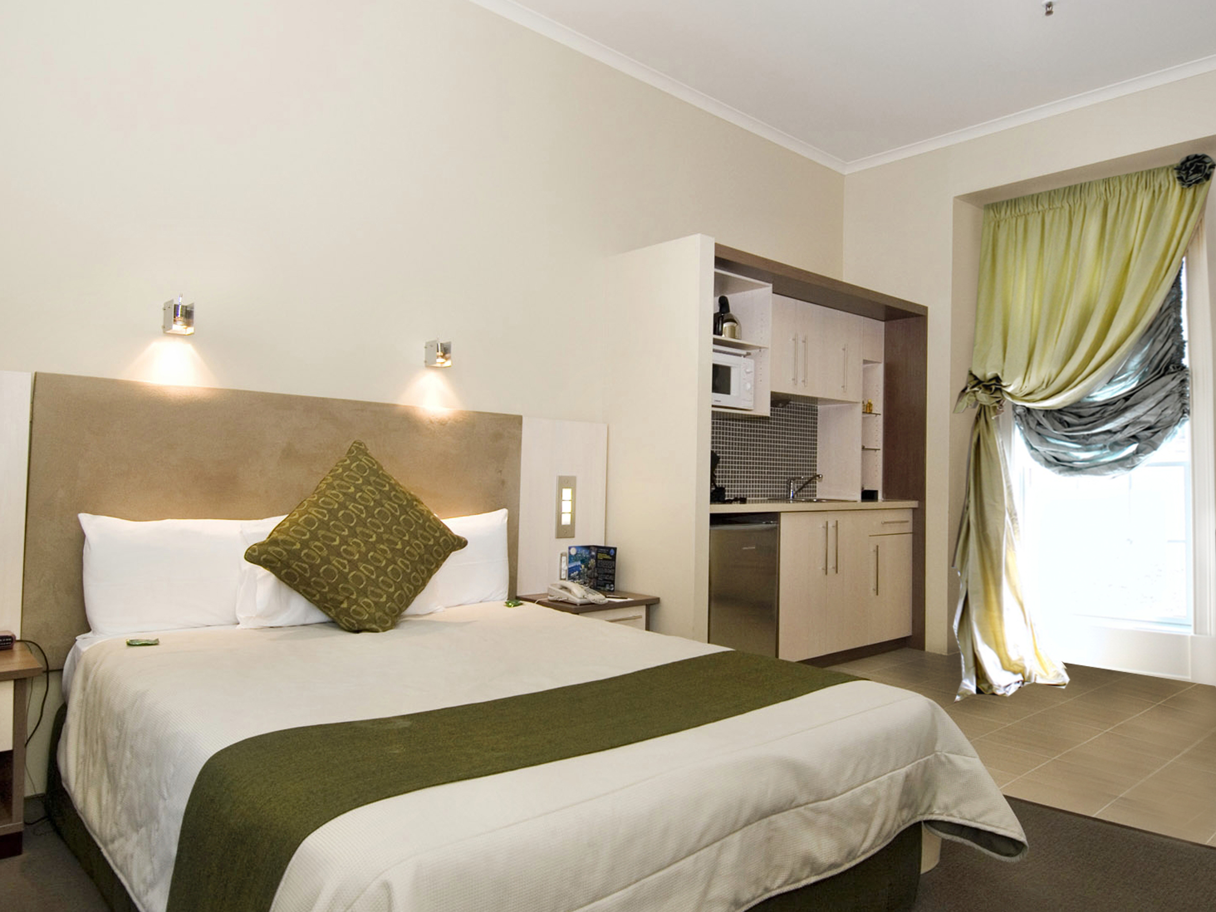 Шторы и покрывало в квартиру студию