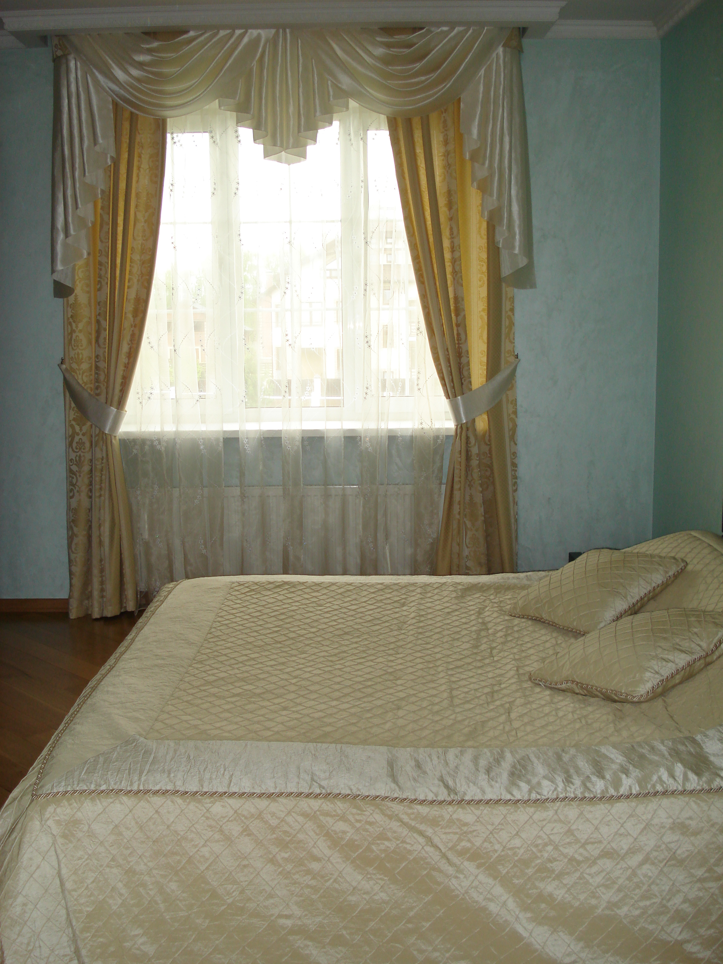 Шторы в спальню с ламбрекеном