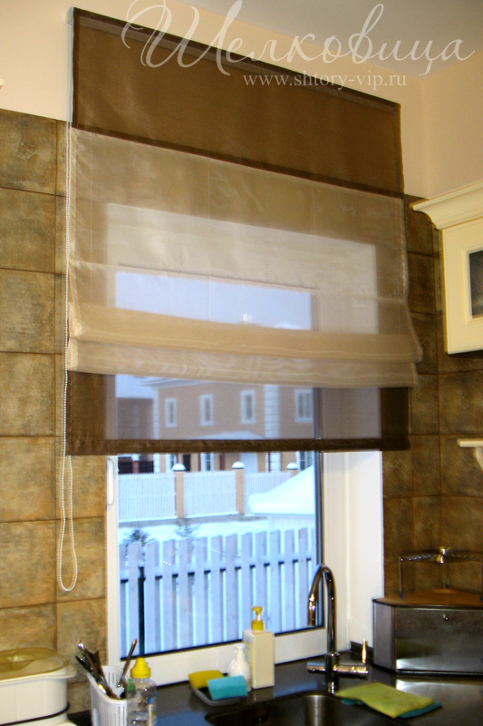 Римская штора на окне кухни