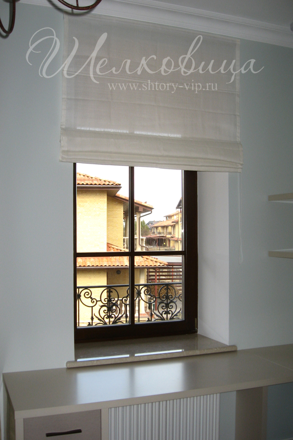 Римская штора у письменного стола