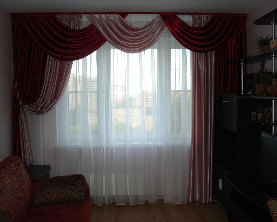 Шторы красно-розовые с ламбрекеном в гостиную