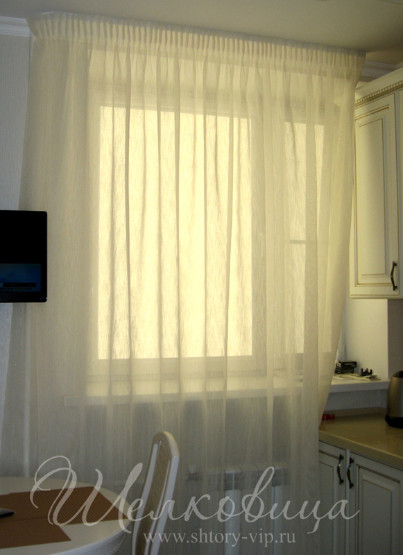 Тюль и рулонные шторы на кухню