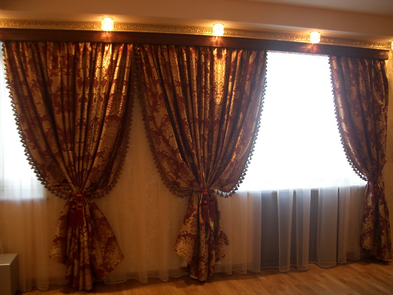 Классические шторы с кистями-подхватами