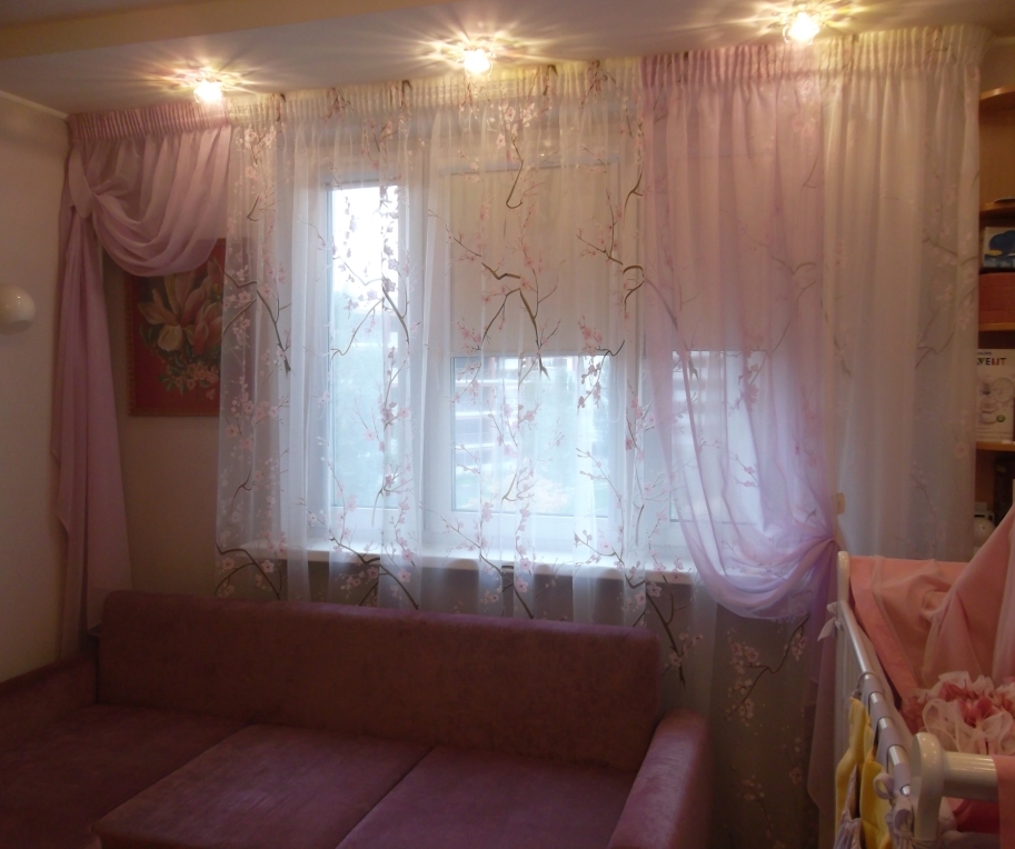 Оригинальные шторы в детскую в розовом цвете