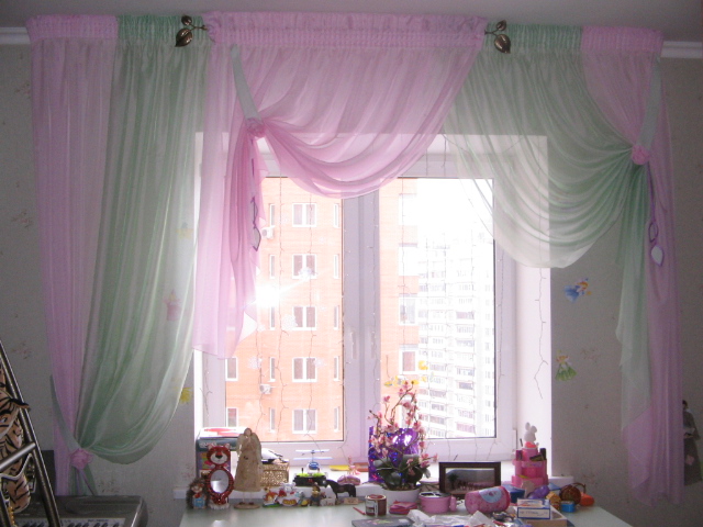 Оригинальные шторы в детскую с драпировкой